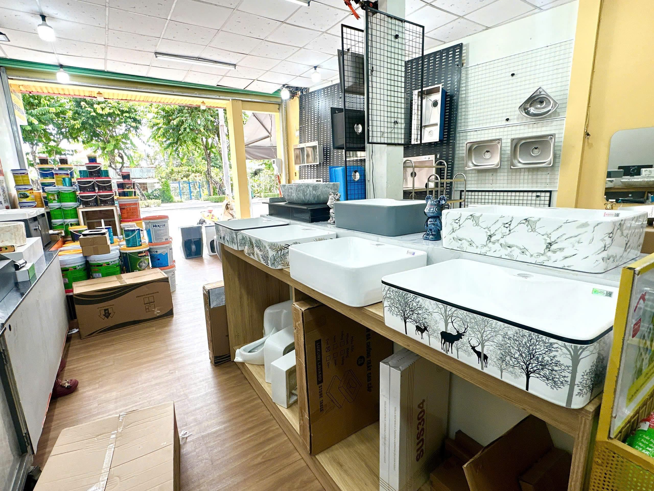 Khu vực trưng bày sơn nước và thiết bị vệ sinh tại showroom